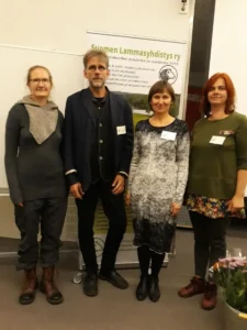 Värskelt tagasi valitud Suomen Lammasydistyse juhatuse esimees Petri Leinonen koos Eesti Lamba- ja Kitsekasvatajate Liidu esindajate Liilia Tali, Marju Ignatjeva ja Katrin Tambetiga