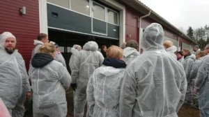 Reisiseltskond Parikkan tila uue lauda ees