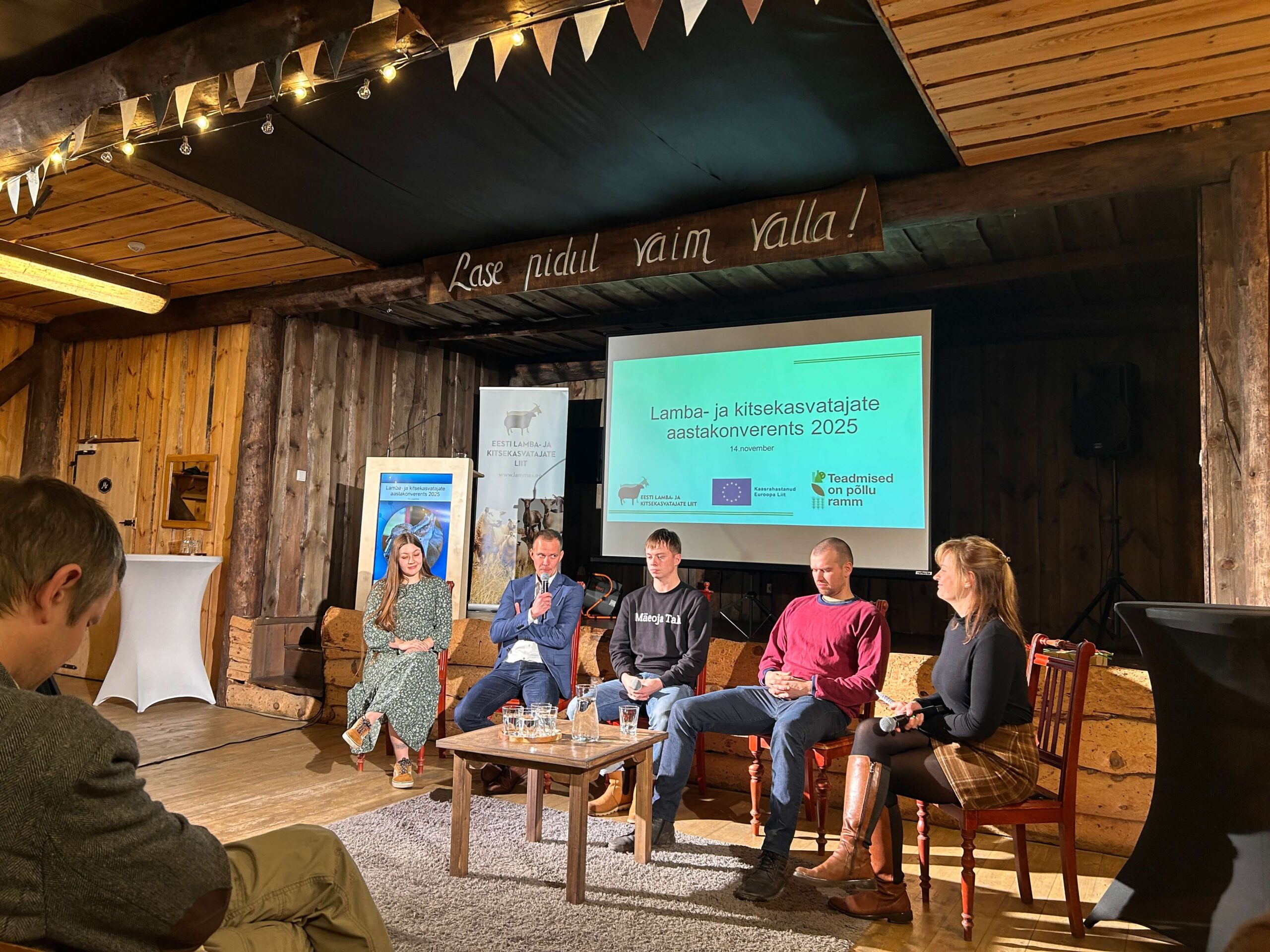 Lamba- ja Kitsekasvatajate aastakonverents. ELKL sügisseminar. Paneelarutelu "Noored sektoris." Vasakult paremale: Merilin Hindpere (Loom Looduses OÜ), Priidu Veersalu (Iisaka talu), Marwin Joseph Virkus (Mäeoja Talu), Siim Sellis (Hauka Farm OÜ) ning Katrin Tähepõld (loomaarst)